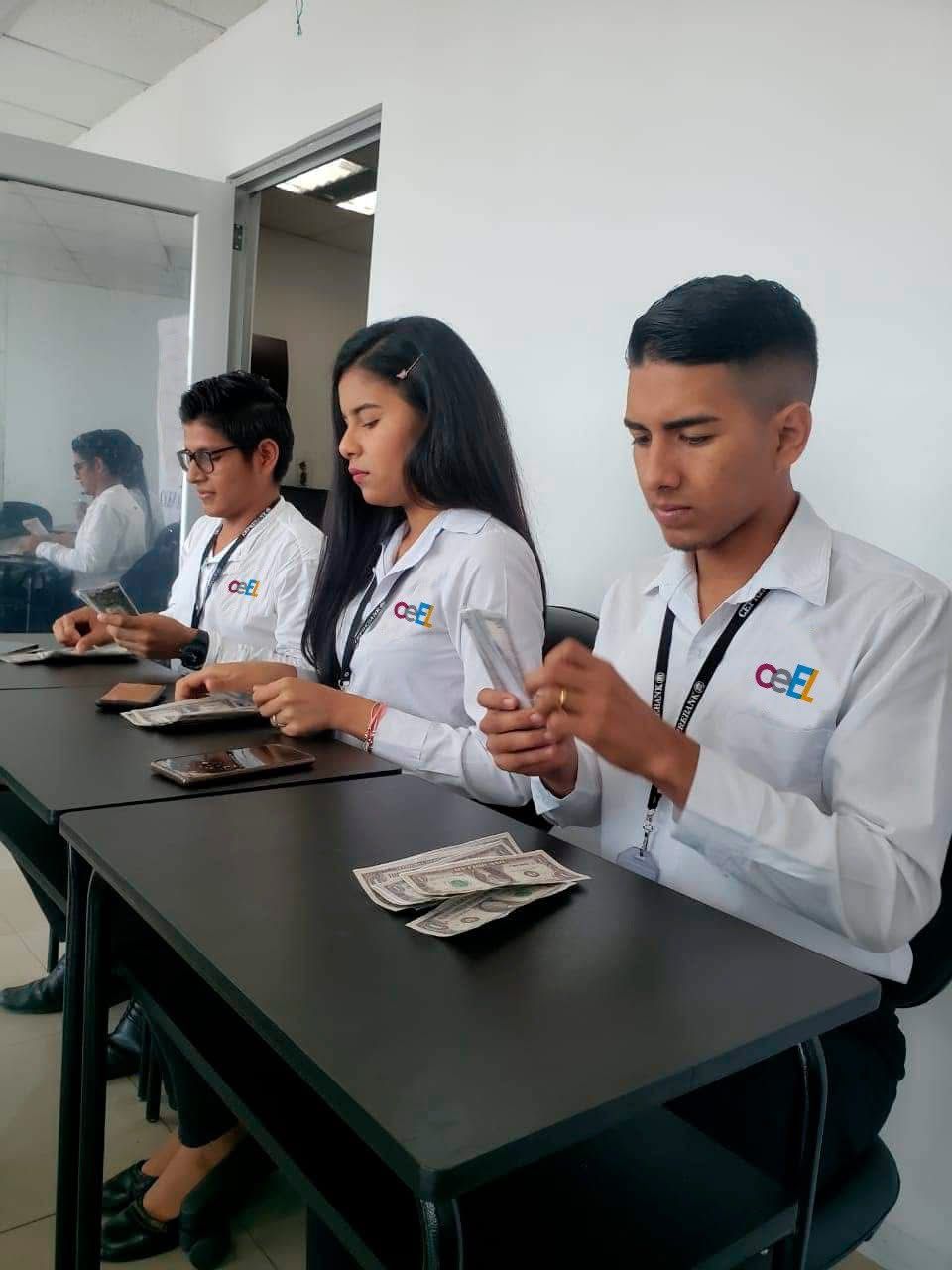 Cajero bancario y comercial